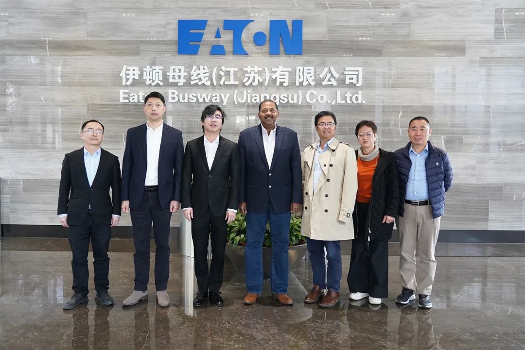 執(zhí)行副總裁兼首席技術(shù)官Raja Macha, 亞太區(qū)研發(fā)副總裁Jenny Guo等管理層領(lǐng)導(dǎo)來(lái)訪伊頓母線工廠